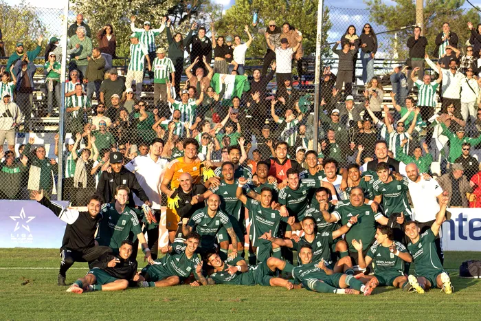 Plantel de Racing, tras vencer a Cerro Largo, el 26 de abril, por la 13ª fecha del Torneo Apertura 2026, en el estadio Ubilla de Melo. Foto: gentileza Racing Club.