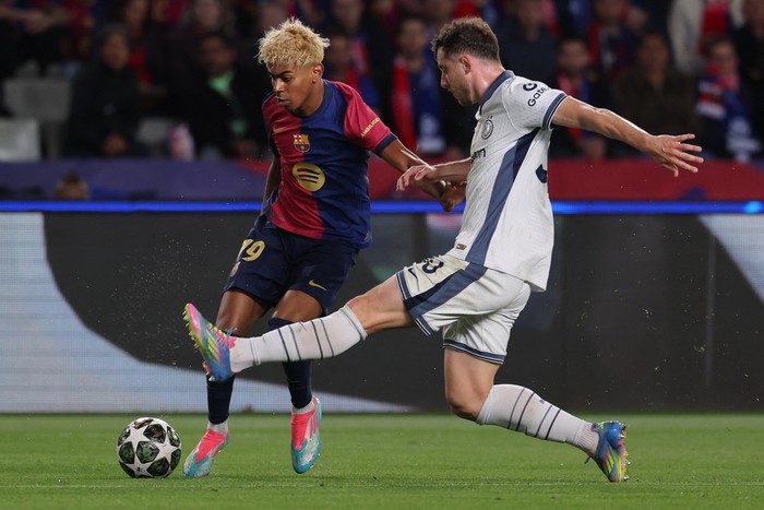 Lamine Yamal, de Barcelona y Carlo Augusto, de Inter de Milán, el 30 de abril, en Barcelona. Foto: Lluis Gene, AFP