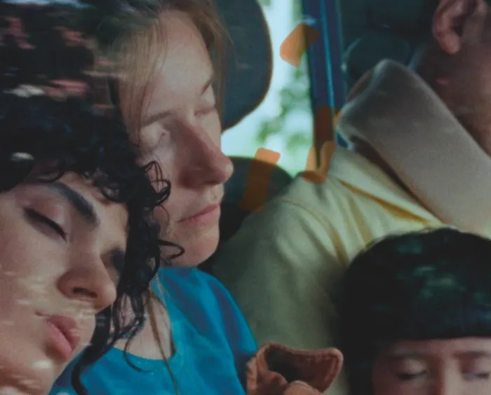 Foto principal del artículo 'Brisa, flores y fantasmas románticos: Fantamas de julio, original y exquisita película alemana'