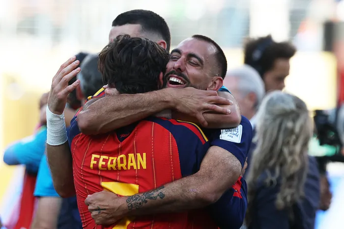 Ferrán Torres festeja con sus compañeros tras convertir el gol de la final, el 19 de julio, en el estadio de Nueva Jersey. · Foto: AFP