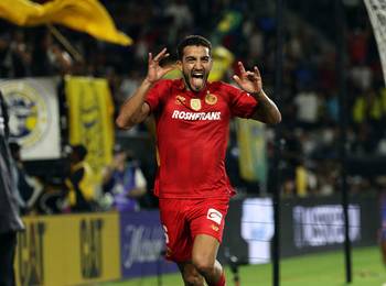 Federico Pereira, de Toluca, celebra tras anotar el gol de la victoria contra Los Ángeles Galaxy en el Dignity Health Sports Park, el 1° de octubre, en Carson, California. Foto: Kevork Djansezianx, AFP