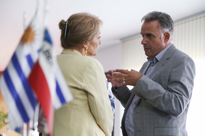 Carolina Cosse y Yamandú Orsi, el 29 de enero, en el Aeropuerto Internacional de Carrasco. · Foto: Camilo dos Santos, Presidencia