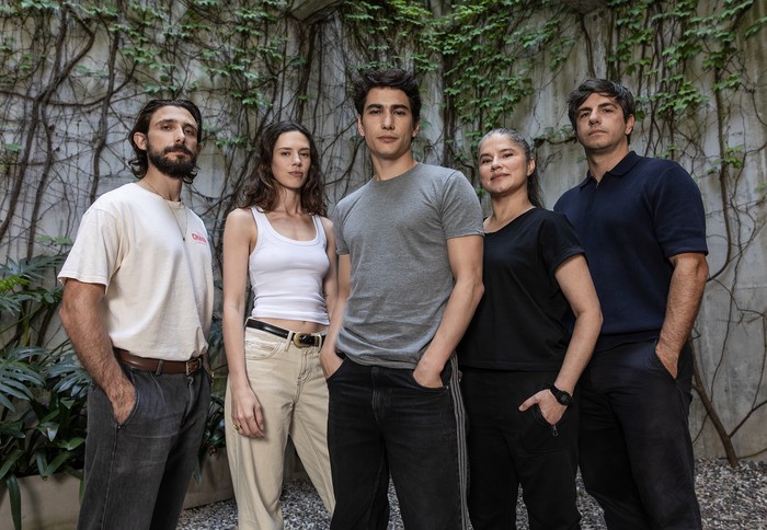 El futuro es nuestro. Emiliano Zurita, Delfina Chaves, Enzo Vogrincic, Marleyda Soto y Marco Antonio Caponi. Foto: Alan Roskyn, Netflix.