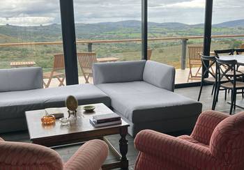 Foto principal del artículo 'Una degustación en las sierras, charlas y recorridos por humedales y la ciudad vista desde las alturas'