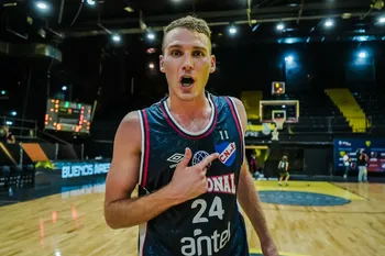 Connor Zinaich, de Nacional, en el partido ante Obras, en Buenos Aires, Argentina, el 7 de febrero. · Foto: FIBA Americas