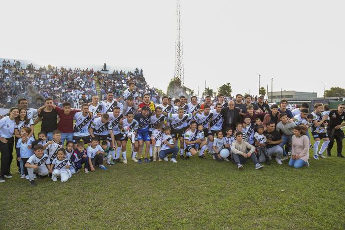El equipo de Ferro Carril campeón de la Copa Nacional de Clubes B. · Foto: Marcelo Cattani