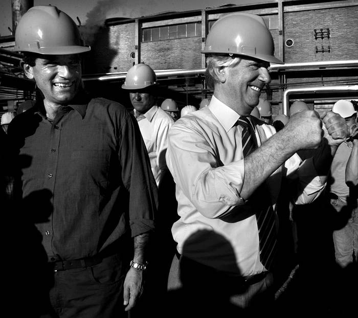Raúl Sendic y Tabaré Vázquez durante la recorrida que realizaron por la planta industrial de Alur en Bella Unión. · Foto: Sandro Pereyra