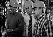 Raúl Sendic, Tabaré Vázquez y Germán Riet, durante la recorrida que realizó el presidente por la planta industrial de Alur.