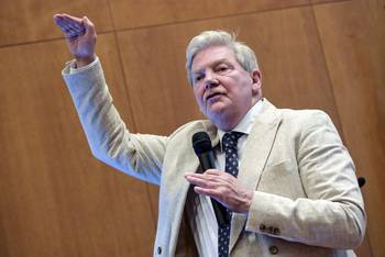 Bragi Gudbrandsson durante el seminario de presentación del modelo Barnahus, el 7 de noviembre, en el auditorio anexo de la Torre Ejecutiva. · Foto: María Vivanco
