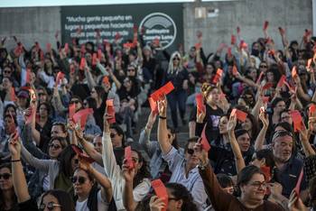Asamblea de Ademu en el Anfiteatro Canario Luna. · Foto: María Vivanco