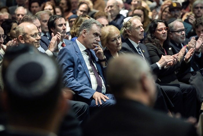 Yamandú Orsi y Carlolina Cosse, el 11 de noviembre, durante el 87° aniversario de la Noche de los Cristales Rotos, en la sede de la B’nai B’rith, en Montevideo. · Foto: María Vivanco