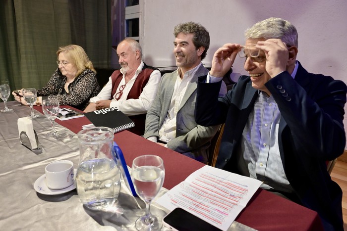 Graciela Bianchi, Eduardo Loedel, Martín Aguirre y Washington Abdala, el 11 de noviembre, en la República de Parva Domus. · Foto: María Vivanco