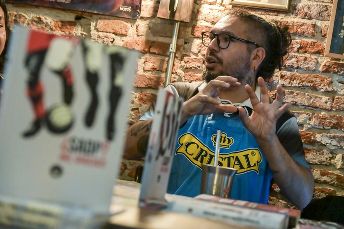 Patricio Córdova, el 11 de noviembre, durante la actividad en el bar Dublín, en Montevideo. · Foto: María Vivanco