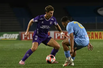 Montevideo City Torque y Defensor Sporting, durante la 4ª fecha del Campeonato Apertura de la Liga AUF Uruguaya, el 26 de febrero, en el estadio Charrúa. · Foto: María Vivanco