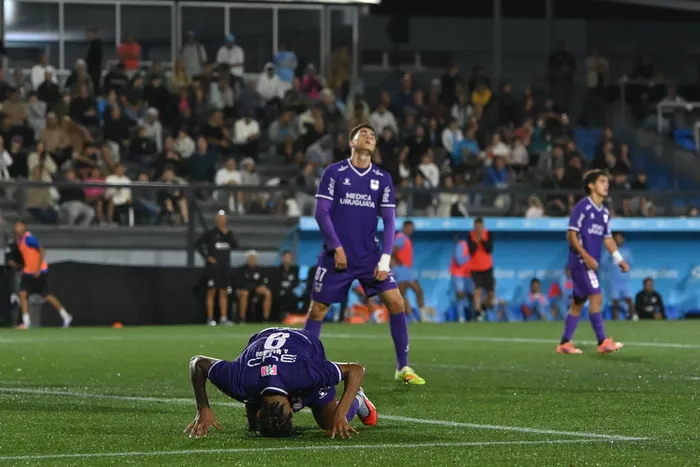Jugadores de Defensor Sporting, el 26 de febrero, en el estadio Charrúa. · Foto: María Vivanco