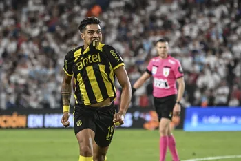 Matías Arezo, de Peñarol, tras convertir el gol de su equipo, el 1º de marzo, en el Gran Parque Central. · Foto: María Vivanco