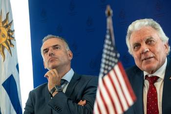 El presidente de la República, Yamandú Orsi, y el embajador de Estados Unidos en Uruguay, Louis Rinaldi, el 15 de enero de 2026, en la residencia de Suárez y Reyes. Foto: María Vivanco