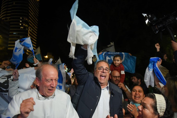 Militantes nacionalistas festejan los resultados de este domingo. · Foto: Gianni Schiaffarino