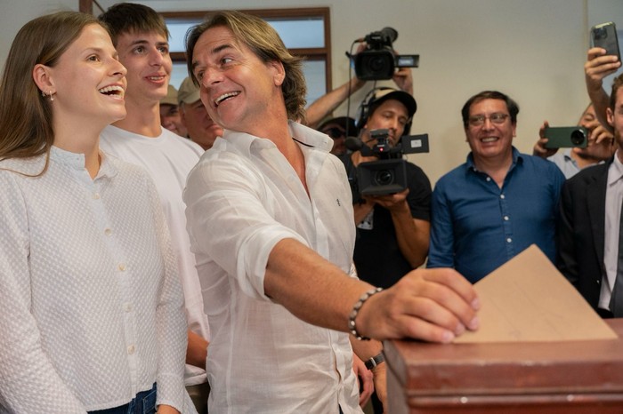 Votación de Luis Lacalle Pou, con sus hijos, en el Instituto de Formación Docente de Canelones. · Foto: Laura Sosa