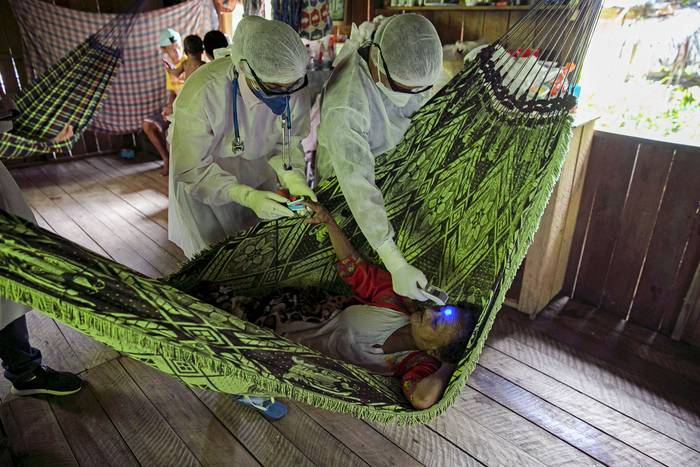 Trabajadores de la salud del gobierno visitan comunidades ribereñas del municipio de Melgaco para realizar test de coronavirus, estado de Pará, Brasil (archivo, mayo de 2020). · Foto: Tarso Sarraf, AFP