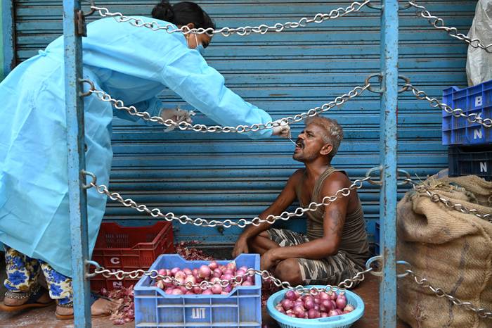 Trabajador de la salud realiza prueba de Covid-19, en un mercado en Chennai, el 1 de junio de 2021, India. Foto: Arun Sankar, AFP