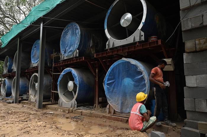 Construcción de cuarenta ventiladores gigantes para expulsar aire filtrado en el corazón del centro de la capital india, el 21 de julio de 2021. Foto: Dinero Sharma, AFP.