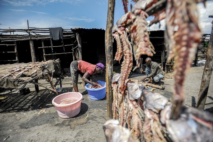 Puesto de venta de espinas de pescado, en Kisumu, Kenia (archivo, 2022). · Foto: Gerald Anderson / Anadolu / AFP