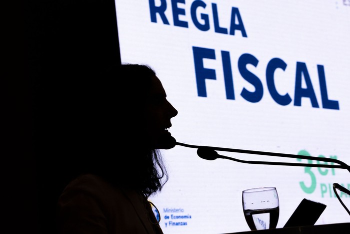 Azucena Arbeleche, durante la presentación sobre la situación fiscal y las perspectivas macroeconómicas para 2024 (archivo, febrero de 2024). · Foto: Ernesto Ryan