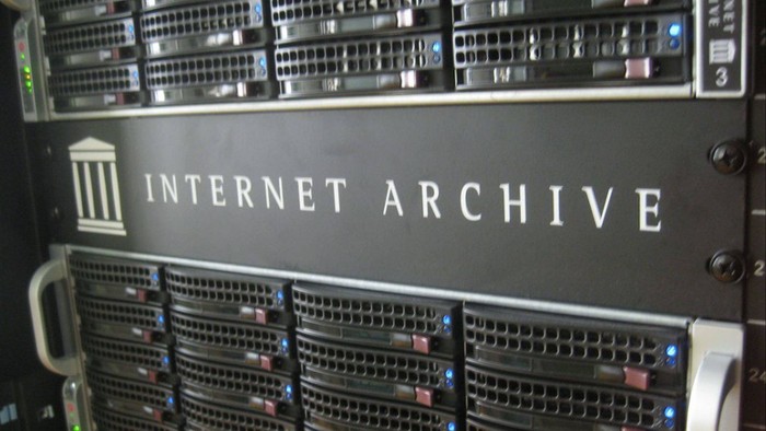 Foto principal del artículo 'Internet Archive: para muchos una biblioteca masiva y para otros un gran “local de fotocopias”'