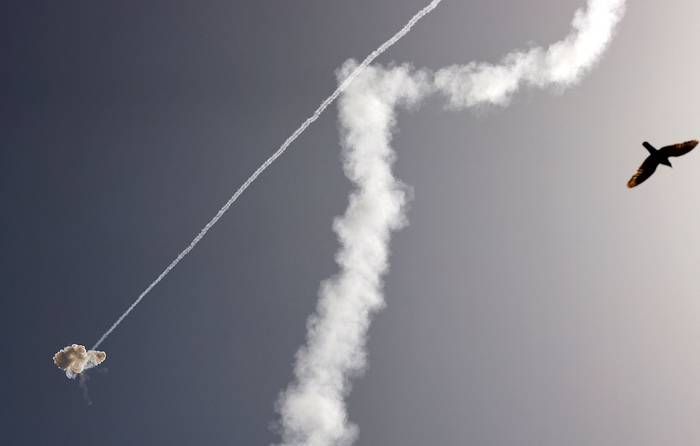 El sistema de defensa aérea Iron Dome de Israel intercepta un cohete lanzado desde la Franja de Gaza, controlado por el movimiento palestino Hamas, sobre la ciudad de Ashdod, el 12 de mayo, Israel.
 · Foto: Emmanuel Dunand, AFP