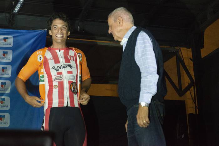 Ivo Weickert al recibir la malla de líder de la clasificación Sub 23 luego del Prólogo de la Vuelta Ciclista del Uruguay.  
Foto: Alessandro Maradei