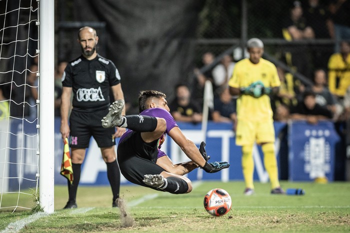 Bruno Antúnez, de Boston River, luego de atajar un penal, el 23 de enero, en el estadio Alfredo Víctor Viera. · Foto: Javier De Souza