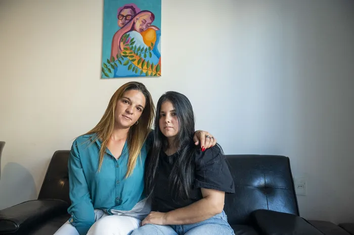 Ana y Sara Martínez, hermanas de Moisés. · Foto: Alessandro Maradei