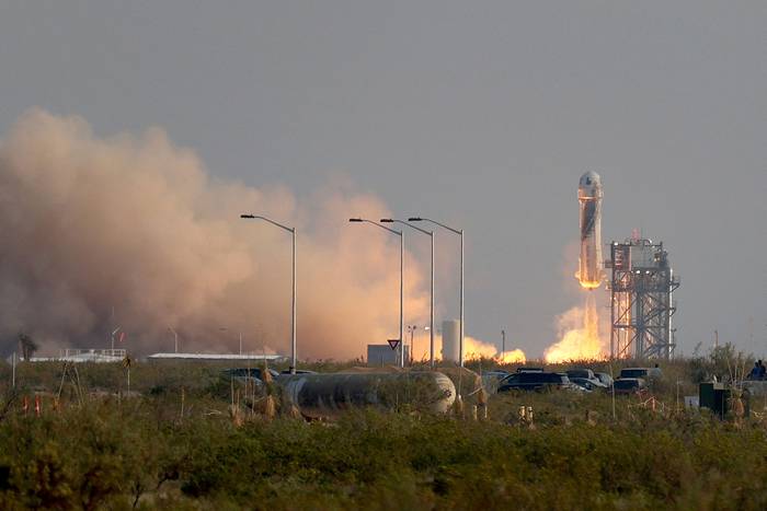El cohete New Shepard Blue Origin, durante su despegue de la plataforma de lanzamiento, el 20 de julio de 2021, en Van Horn, Texas. Foto: Joe Raedle / Getty Images / AFP