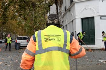 Trabajadores de los jornales solidarios en Colonia del Sacramento (archivo, mayo de 2024). · Foto: Ignacio Dotti