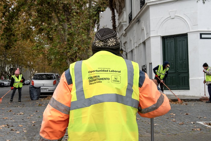 Trabajadores de los jornales solidarios en Colonia del Sacramento (archivo). · Foto: Ignacio Dotti