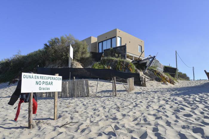 Casa en construcción con prohibición de innovar respecto a obras, en la playa Brava en José Ignacio (archivo, mayo de 2022). · Foto: Natalia Ayala