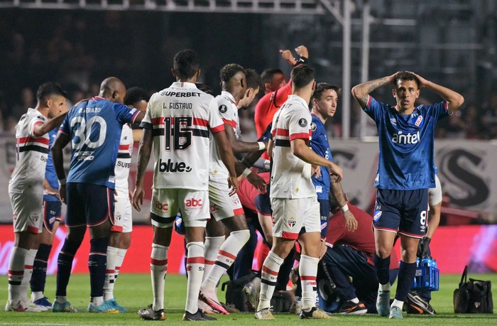 El defensor de Nacional Juan Izquierdo recibe atención médica durante el partido de la Copa Libertadores entre Nacional y San Pablo, en el estadio Morumbí de San Pablo, Brasil. · Foto: Nelson Almeida, AFP