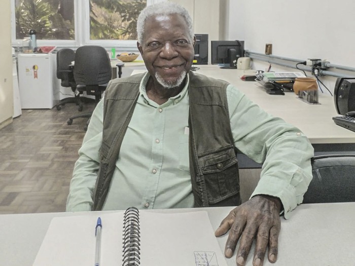 Foto principal del artículo 'Kabengele Munanga: “El racismo tiene creencias y pasiones que la racionalidad no derriba”' · Foto: Andrea Díaz Genis Foto principal del artículo 'Kabengele Munanga: “El racismo tiene creencias y pasiones que la racionalidad no derriba”' · Foto: Andrea Díaz Genis