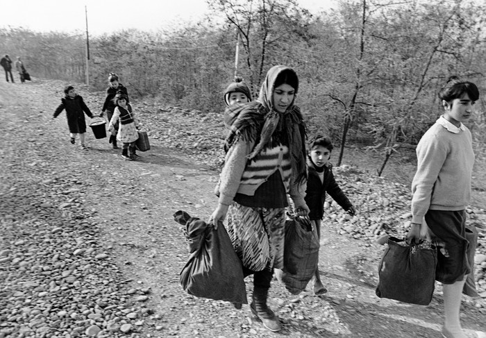 Refugiados armenios abandonan las aldeas de Azerbaiyán, el 1º de diciembre de 1988, huyendo de las luchas entre azeríes y armenios durante la guerra de Nagorno-Karabaj. · Foto: AFP