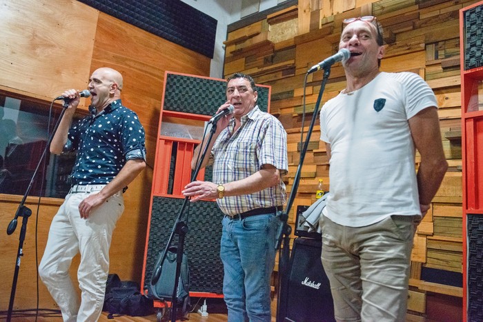 Gerardo Nieto, Yesty Prieto y Miguel Ángel Cufós, durante un ensayo de Karibe con K. · Foto: Alessandro Maradei