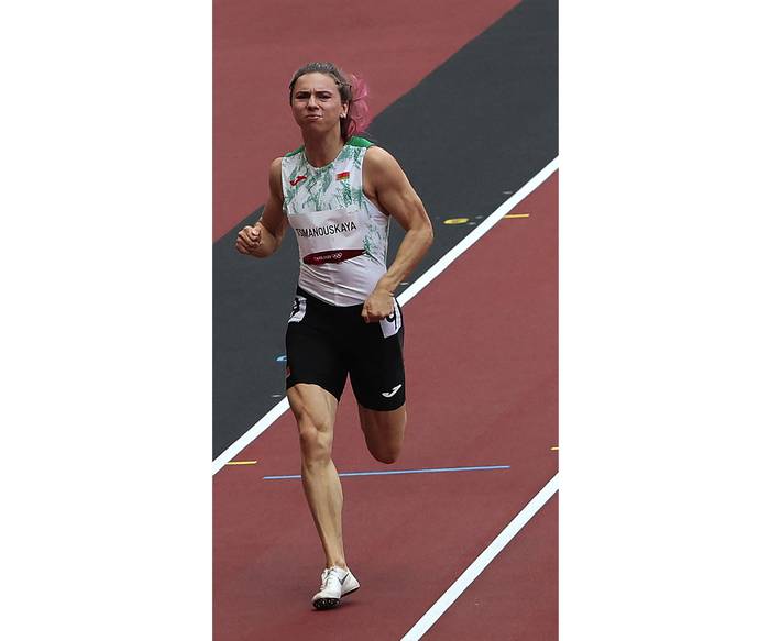 Krystsina Tsimanouskaya, en las eliminatorias femeninas de 100 metros, el 30 de julio, durante los Juegos Olímpicos de Tokio 2020. · Foto: Giuseppe Cacace, AFP