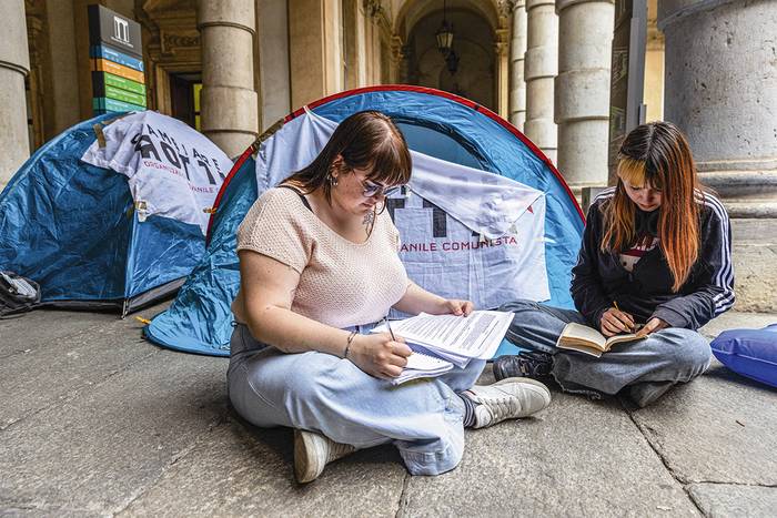 Campamento de estudiantes en el patio del Rectorado de la Universidad de Turín, el 15 de mayo. · Foto: Mauro Ujetto, AFP