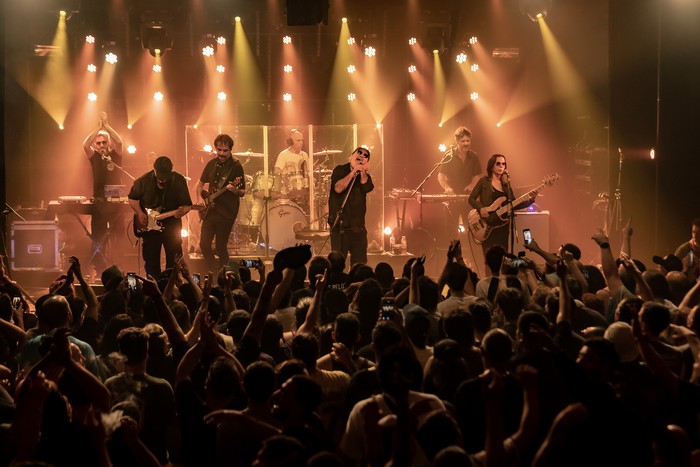 Germán Daffunchio (C), de Las Pelotas, durante un show. Foto: Malucampello, difusión