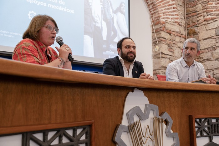 Virginia Verderese, Gonzalo Civila y Pablo Cagginai, el 27 de noviembre, durante la actividad en la sede central de UTU. · Foto: Laura Sosa