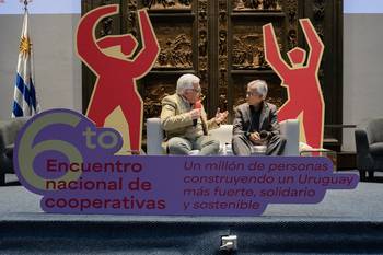 Hugo Montaño y Juan Castillo, el 7 de noviembre, durante el cierre del 6º Encuentro Nacional de Cooperativas en la Intendencia de Montevideo. · Foto: Laura Sosa