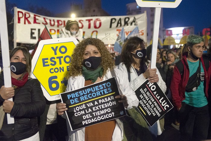 Movilización de la Intersocial Feminista y otros colectivos, el 10 de setiembre, en las afueras del Palacio Legislativo. · Foto: Alessandro Maradei