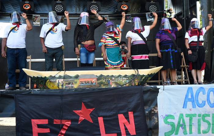 Integrantes del grupo desmovilizado Ejército Zapatista de Liberación Nacional, llegó a Vigo, España, para reunirse con grupos anticapitalistas y crear conciencia sobre la difícil situación de los pueblos indígenas. · Foto: Miguel Riopa / AFP