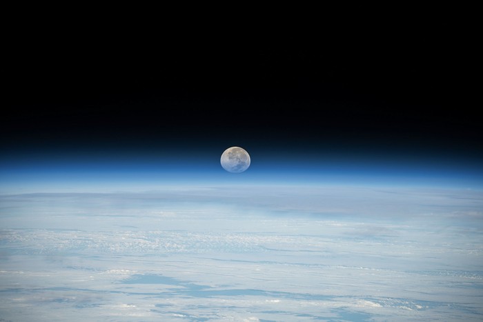 La Luna sobre el horizonte de la Tierra vista desde la Estación Espacial Internacional. Foto: NASA-JSC