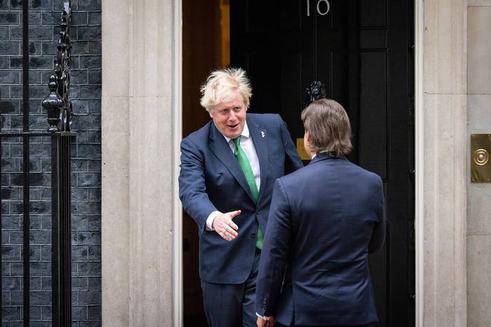 Boris Johnson recibe a Luis Lacalle Pou, en Downing Street, el 23 de mayo, en Londres.  Foto: Tolga Akmen, EFE